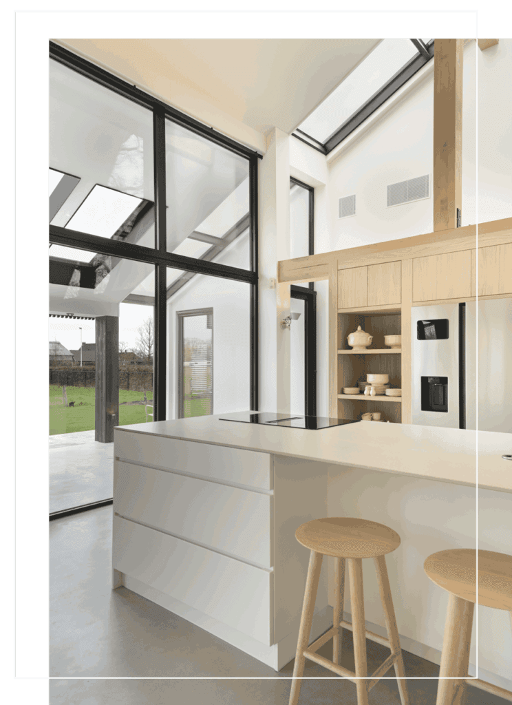Lichte keuken op maat perfect passend in het huis